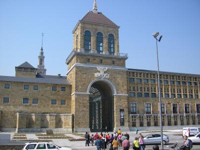 LA ENTRADA DE LA UNIVERSIDAD DE GIJ&Oacute;N